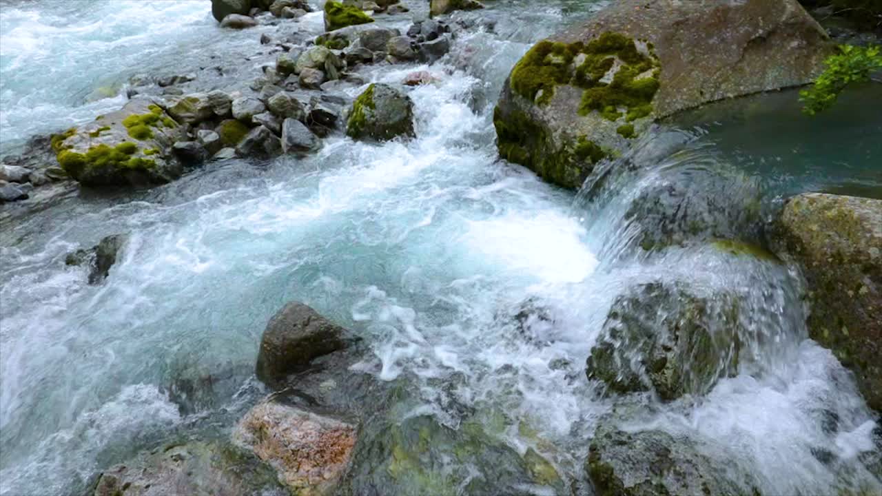 agua de río de montaña con un primer plano en cámara lenta