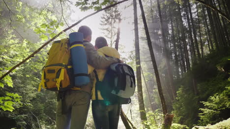 Una-Joven-Pareja-Camina-Por-Un-Sendero-Pintoresco-En-El-Bosque