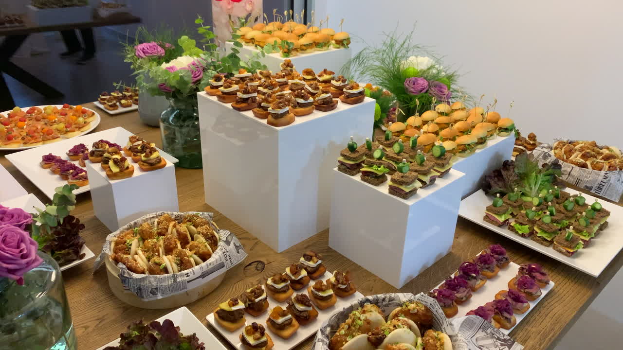 ⁇ 고기, 고기, 로스트 비프 및 바오스와 같은 다양한 맛의 다양한 식단과 타파와 함께 테이블