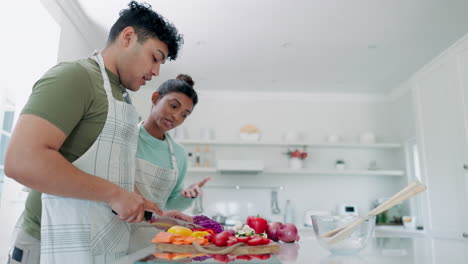 comida, verduras y una pareja cocinando