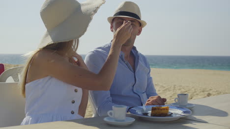 un couple qui se nourrit l'un l'autre avec du dessert