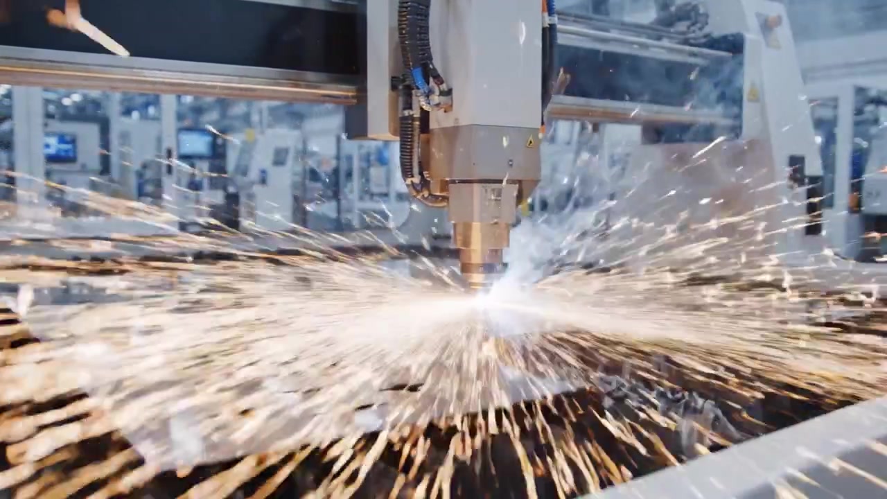 Højpræcisions laserskæringsproces demonstreret i avanceret produktionsanlæg med dynamiske gnister og indviklede skæremønstre på metalplade.