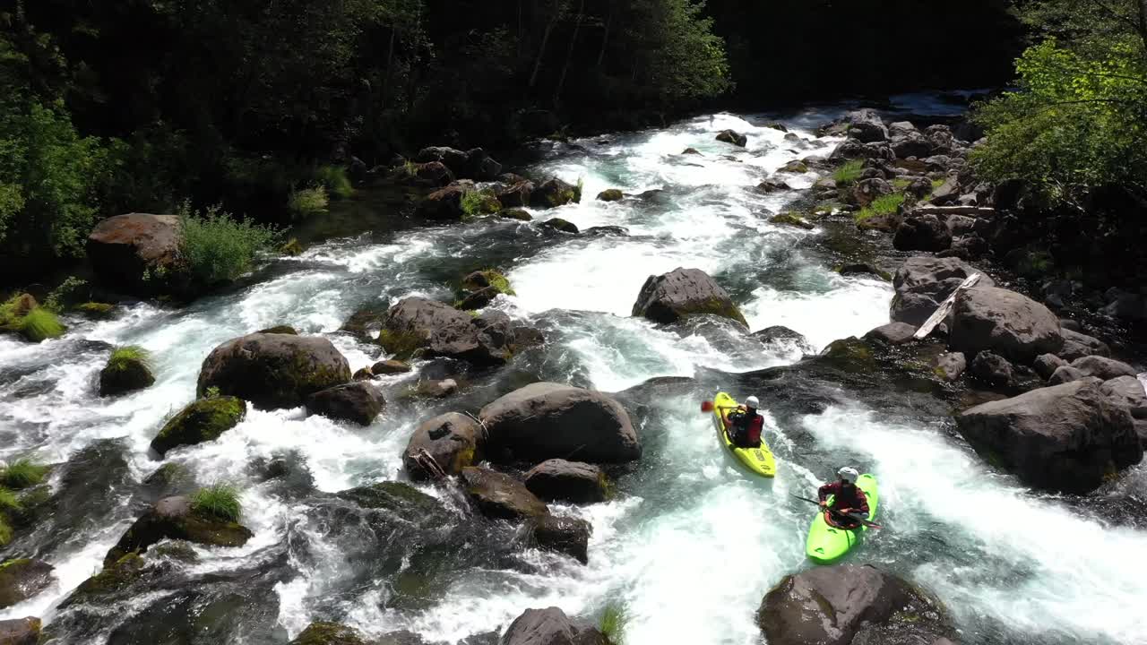 Luftfoto af whitewater kajakroer der padler strømfald i klasse IV på Mill Creek-strækningen af Rogue River i det sydlige Oregon