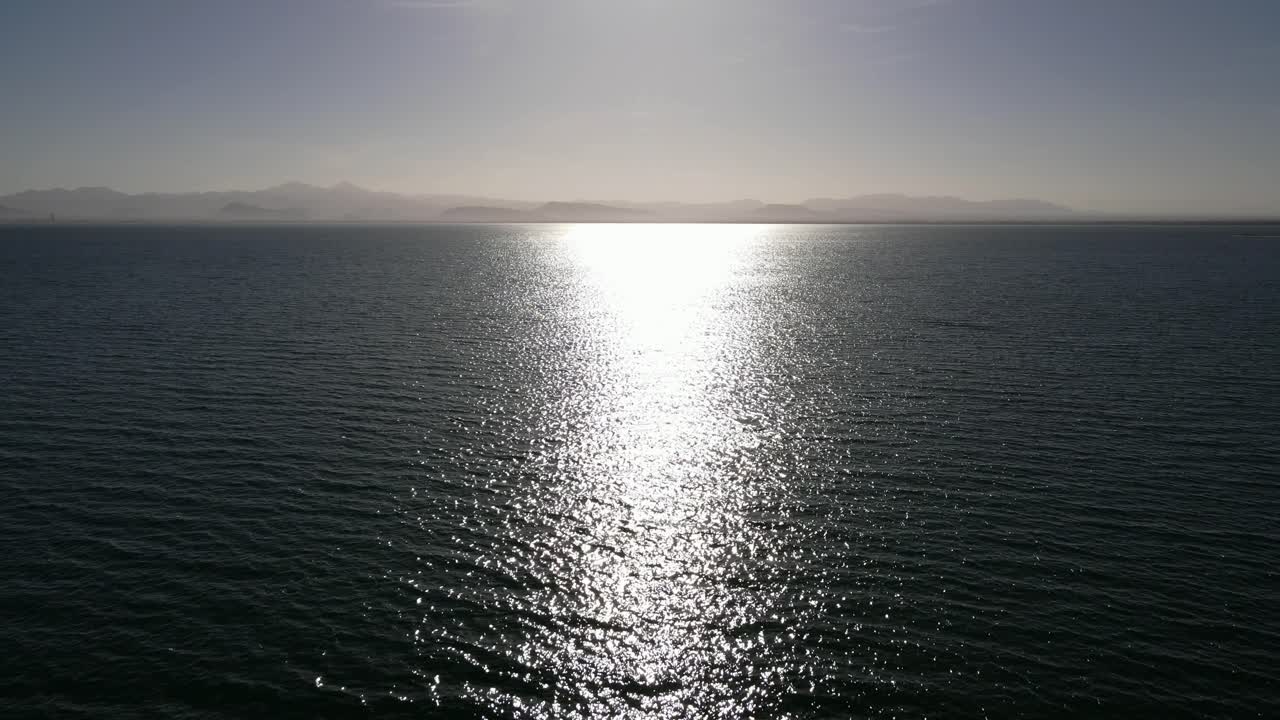 멕시코 라파즈에서 늦은 오후 바다 일몰의 평화롭고 그림 같은 드론 공중 전망