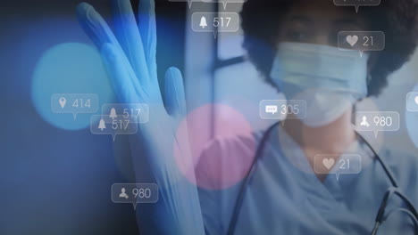 animación de barras de notificación sobre una doctora biracial que usa una máscara y ajusta un guante de mano