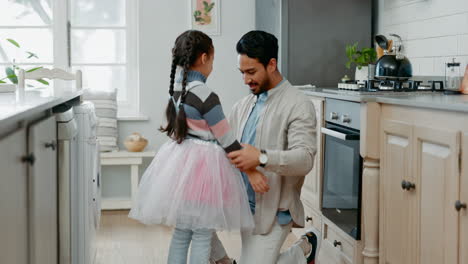 Ballet,-Abrazo-Y-Padre-Con-Hija-En-La-Cocina