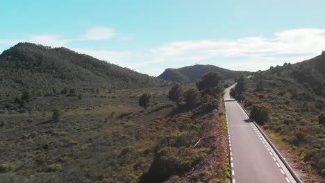 una carretera de montaña en españa