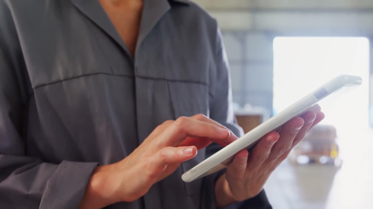 sección media del trabajador usando una tableta digital 4k