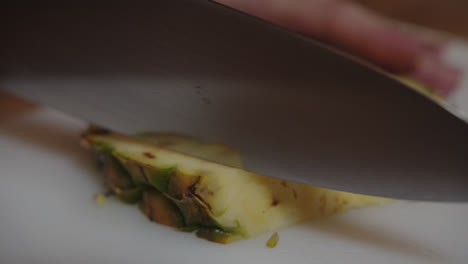 Hermosa-Fotografía-De-Una-Joven-Camarera-Cortando-La-Cáscara-De-Un-Trozo-De-Piña-Con-Un-Cuchillo-Para-Preparar-Un-Cóctel-De-Piña-Colada