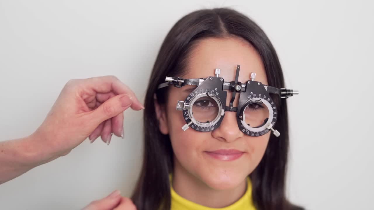 niña probándose lentes en optometrista