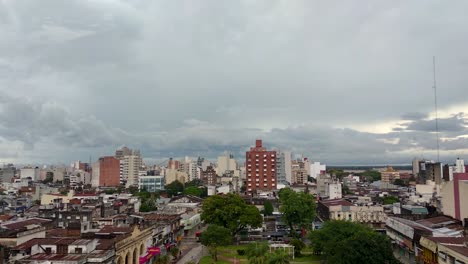 órbita-Aérea-Del-Horizonte-De-La-Ciudad-De-Corrientes-En-Argentina