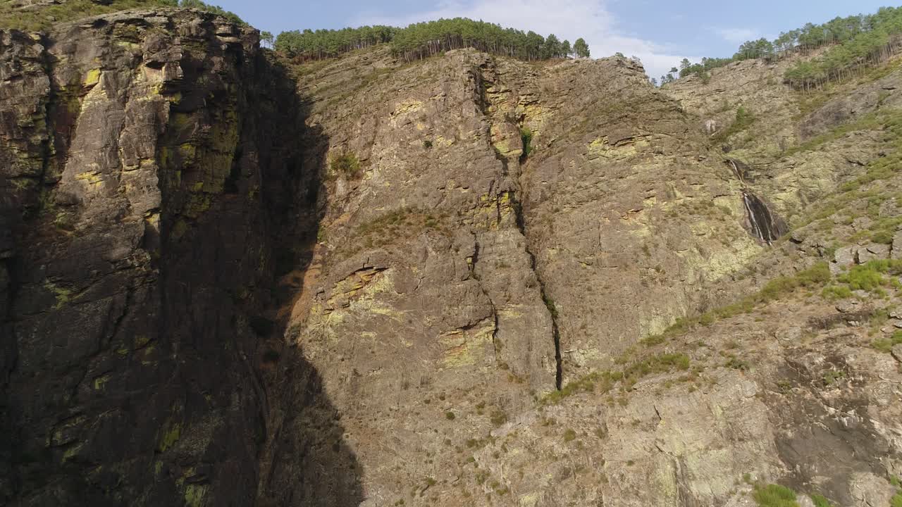 paisaje aéreo de montaña. figas do ermelo, portugal