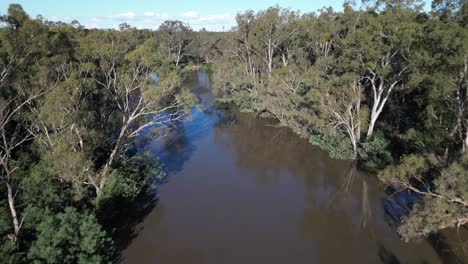 Toma-De-Drone-Del-Río-Goulburn-Inundado-Bajando-Por-El-Río-Desde-Arriba