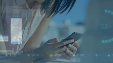 animación del procesamiento de datos sobre una mujer biracial usando un teléfono inteligente