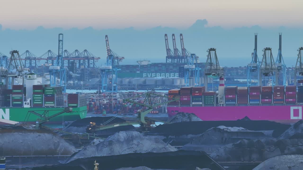 움직이는 산업, 대규모 저장 터미널에서 진행 중인 작업