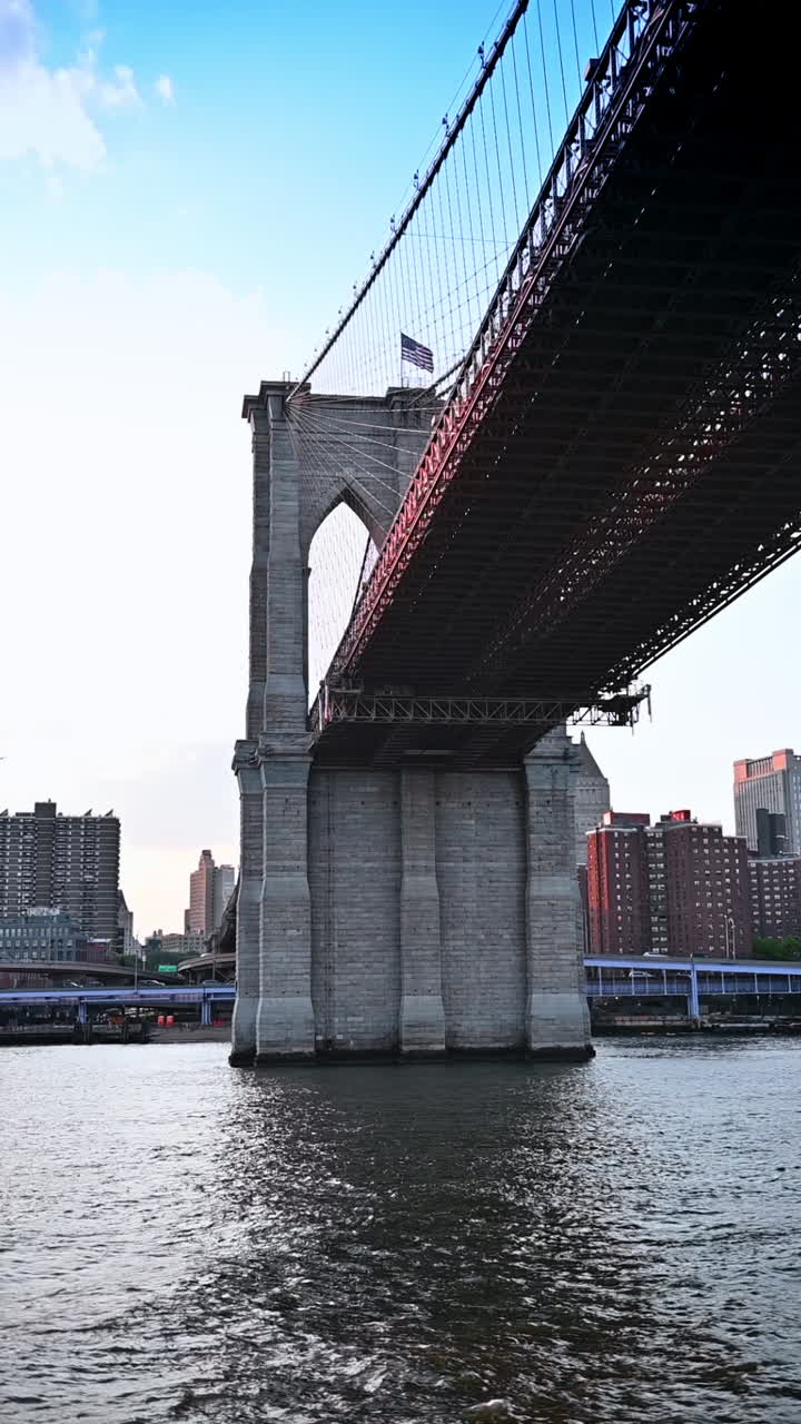Sotto il ponte di Brooklyn a New York. Vista da sotto il ponte di Brooklyn che mostra i suoi archi in pietra e l'imponente struttura sul fiume East River