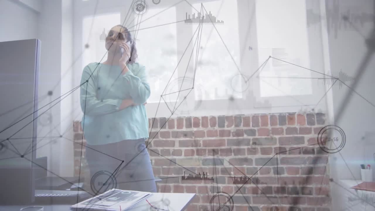 анимация сети связей над деловой женщиной в офисе