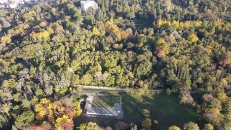 gran vista de la escuela escondida en el lago y el bosque con drones.