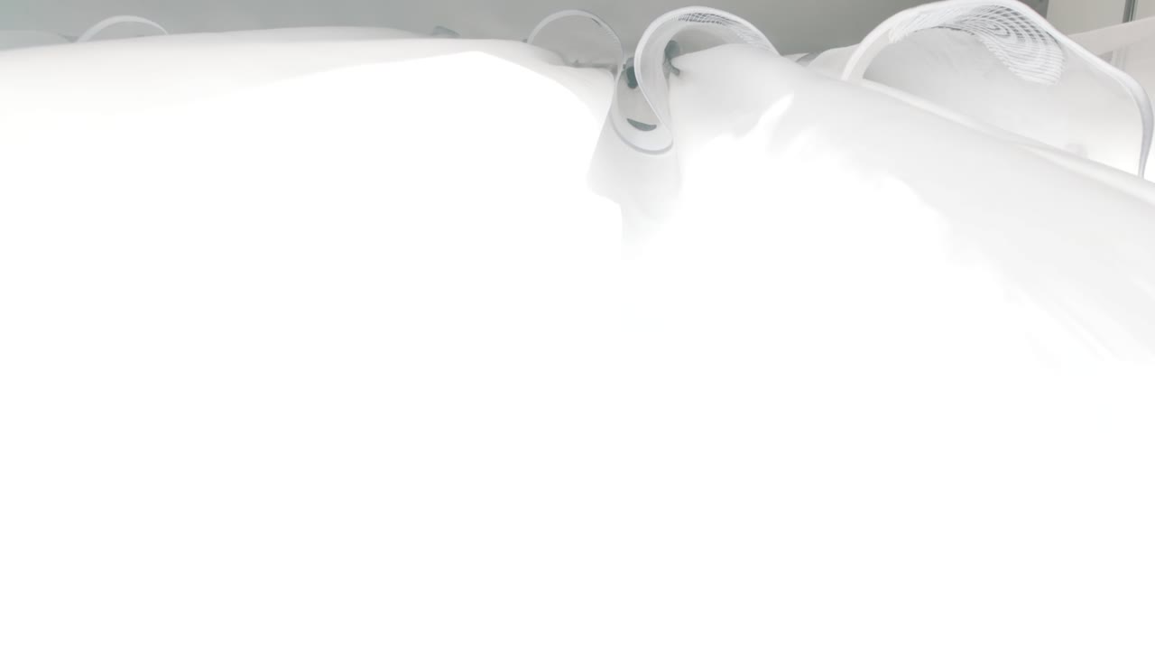 la cortina blanca transparente se mueve contra el viento desde una ventana abierta