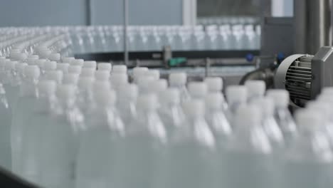 cinta transportadora con botellas de agua potable en una planta de bebidas moderna