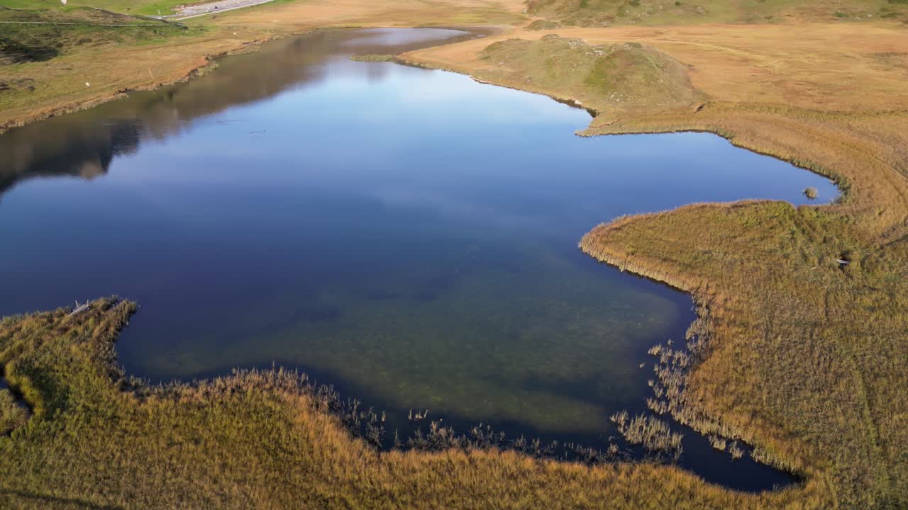 captura con avión no tripulado del pequeño lago en el prado con límites indefinidos situado en el valle