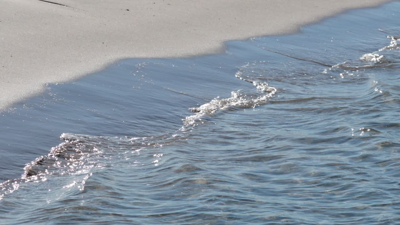 파도가 부드럽게 모래 연안에 부히고