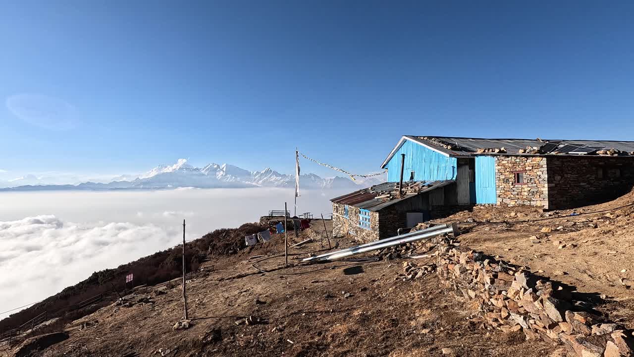 눈 인 가네시 히말라야 산맥의 놀라운 산 패노라마 앞면에 오두막이 있습니다.