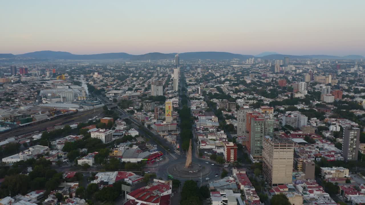 vista aérea del monumento a los héroes de glorieta ninos en el centro de guadalajara