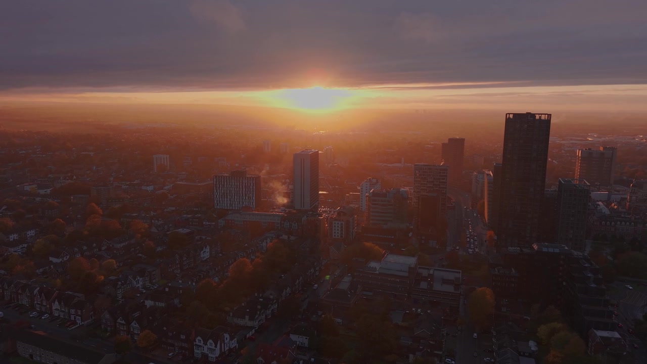 Vista aérea panorâmica em direção a Croydon, paisagem urbana nebulosa ao pôr do sol com edifícios residenciais altos.