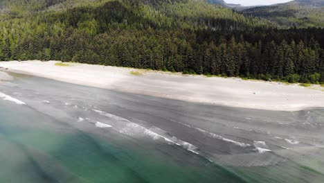 Imágenes-De-Drones-De-4k-De-Una-Hermosa-Playa-Vacía-Con-Agua-Azul,-Paisajes-De-La-Costa-Oeste-De-Columbia-Británica,-Canadá