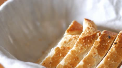 pan en rebanadas en la canasta