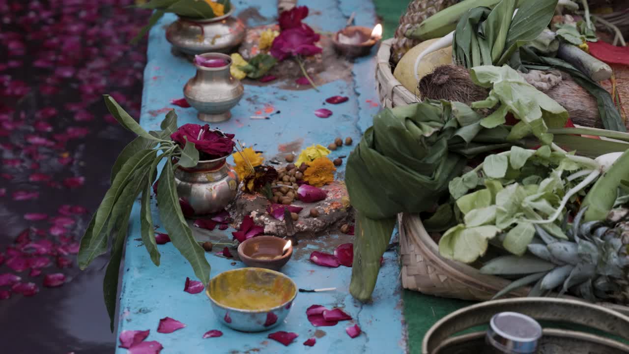 sacre offerte religiose con lampada d'olio e frutta per il dio sole indù al festival di chhath