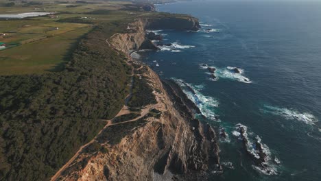 Vista-Aérea-De-Los-Acantilados-De-La-Costa-Oeste-De-Portugal