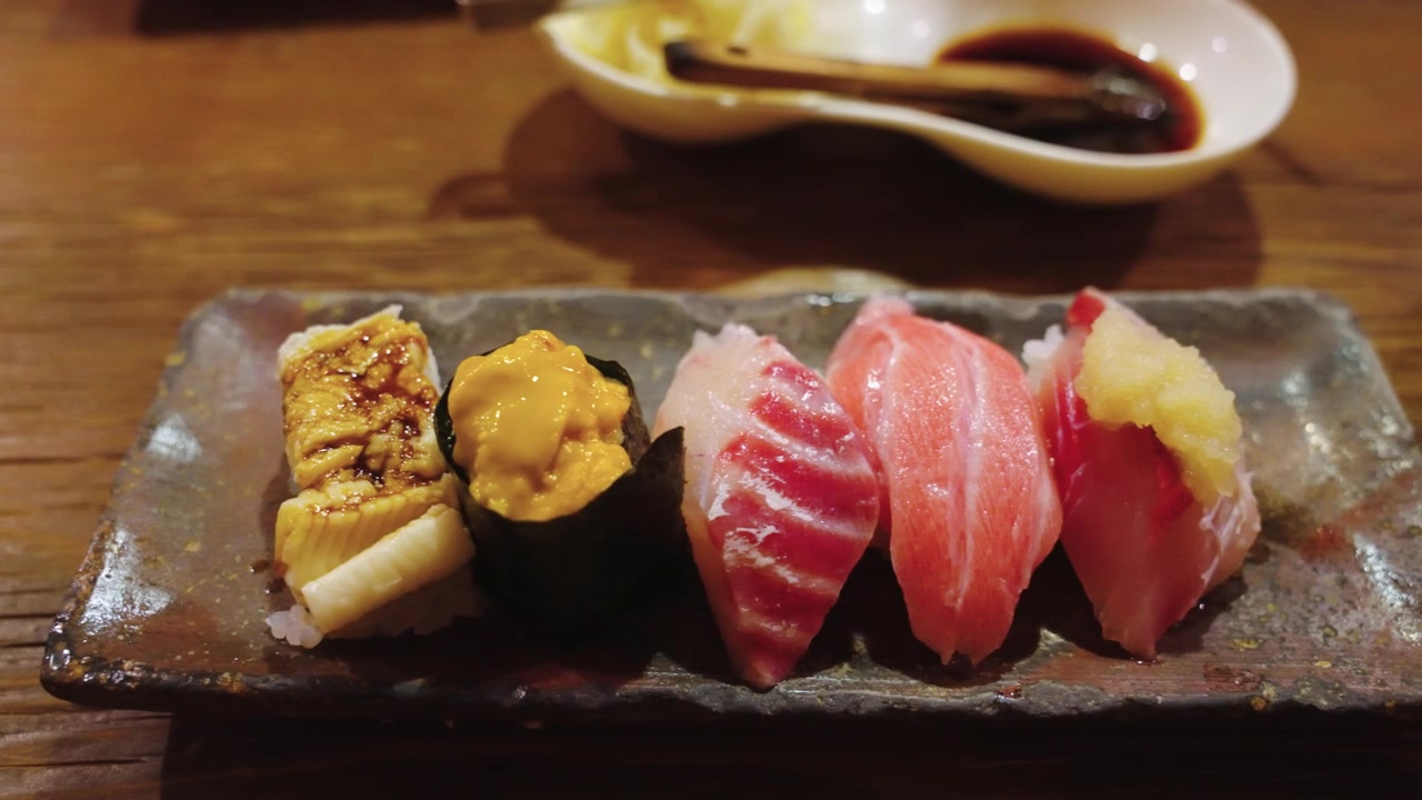 Set Omakase Artigianale di Sushi con Tonno, Salmone, Anguilla e Riccio di Mare