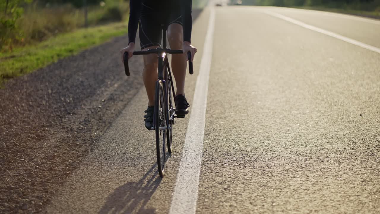 남자 자전거 타는 사람이 자전거를 타고 공허한 트랙을 따라 가로지르고 있는 전망