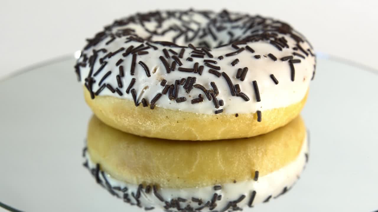 거울 테이블에 다른 채우기를 가진 도을 회전시키고, 맛있는 달한 도이 접시 위에 회전하며, 밝고 다채로운 도 클로즈업 매크로 이 색 바탕에 회전합니다.