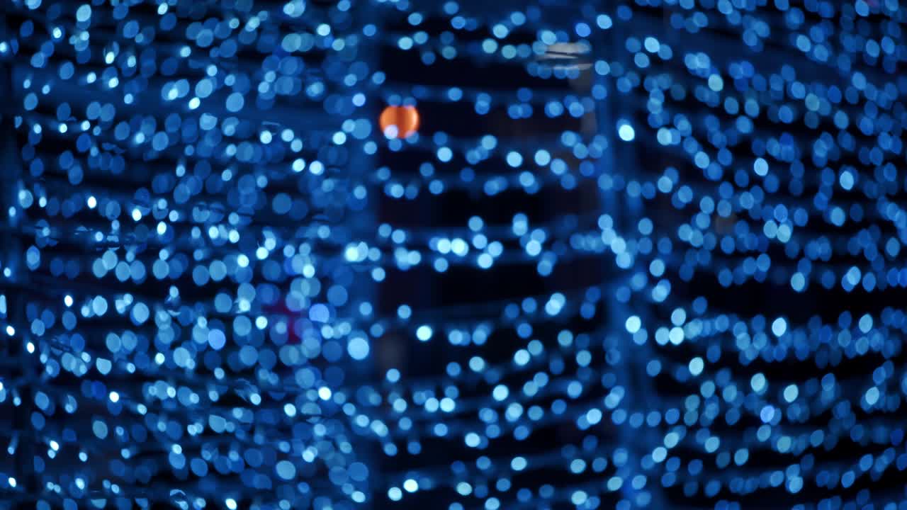 추상적인 배경은 크리스마스 보케 공을 가지고 있습니다. 새해 휴일 배경은 전구 장미의 반이는 불빛과 함께. 밤에는 밝은 겨울 파티 불빛의 실제 렌즈 흐릿함.