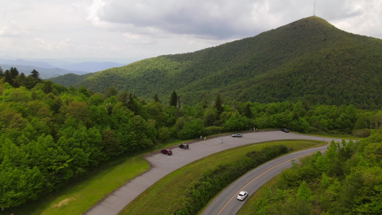 una excelente toma aérea de autos circulando por la avenida blue ridge en carolina del norte