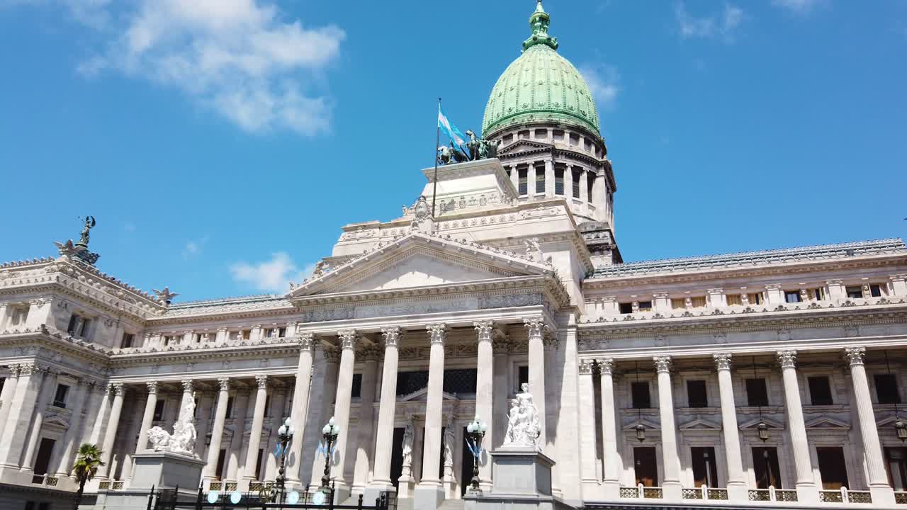 estableciendo una toma en el congreso nacional de argentina, ciudad de buenos aires, la bandera ondeando bajo el horizonte soleado