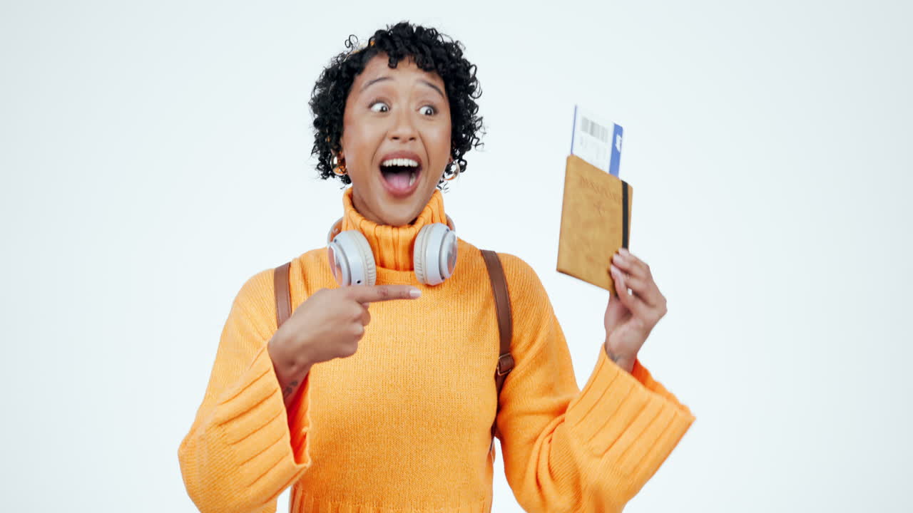 cara emocionada y una mujer con un boleto
