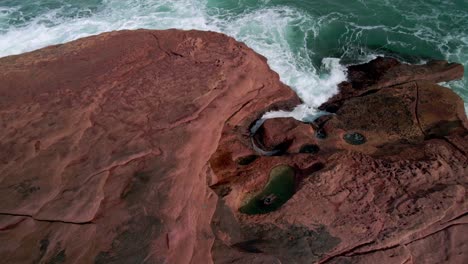 Wellen-Brechen-Gegen-Granitfelsen-Mit-Felsbecken-In-Talia-Beach-In-Der-Nähe-Von-Elliston,-Südaustralien