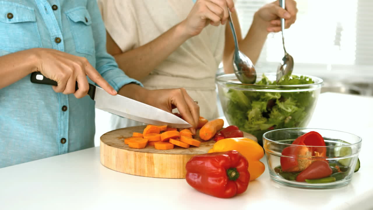 mujeres preparando una ensalada vegetariana