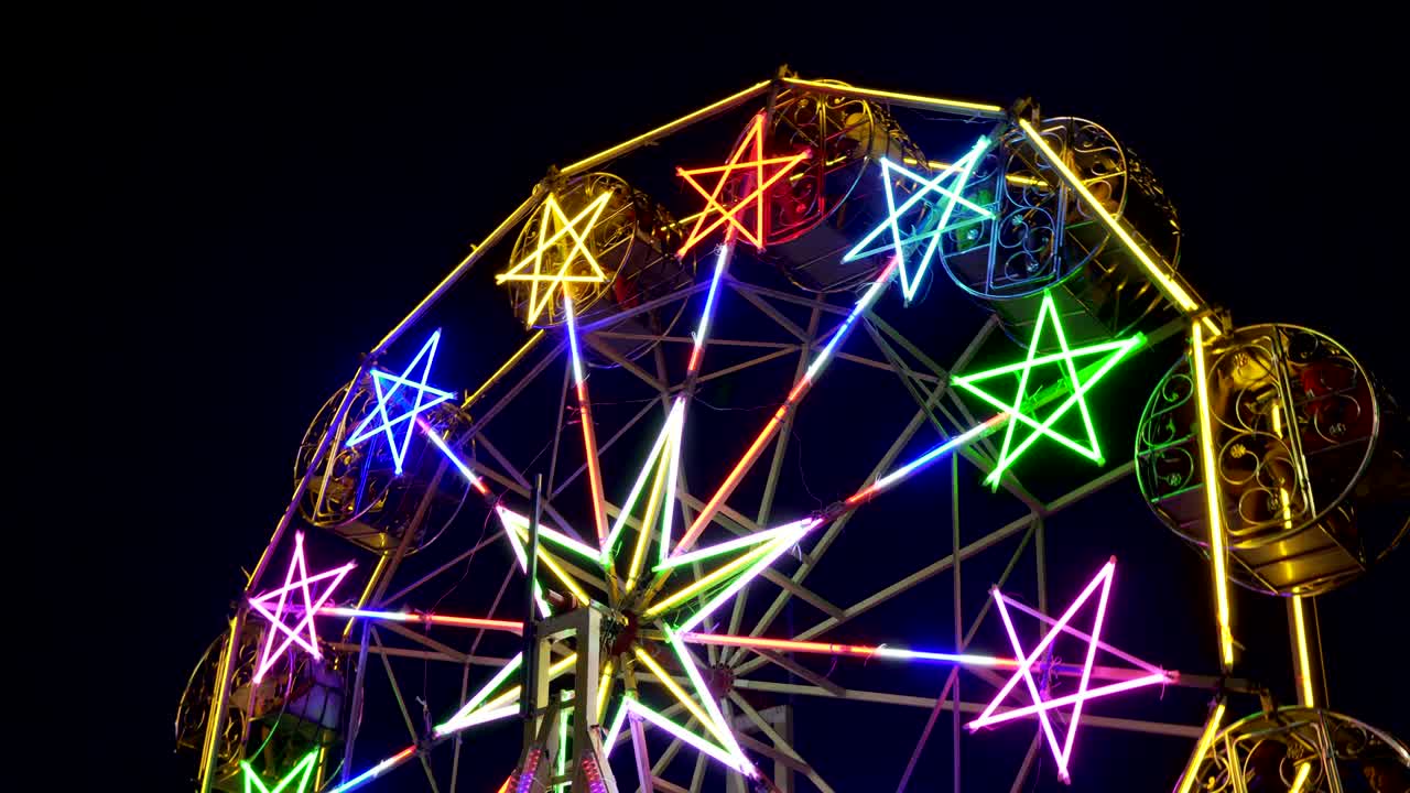 festival de la rueda gigante con luces de neón brillantes por la noche en tailandia. 4k