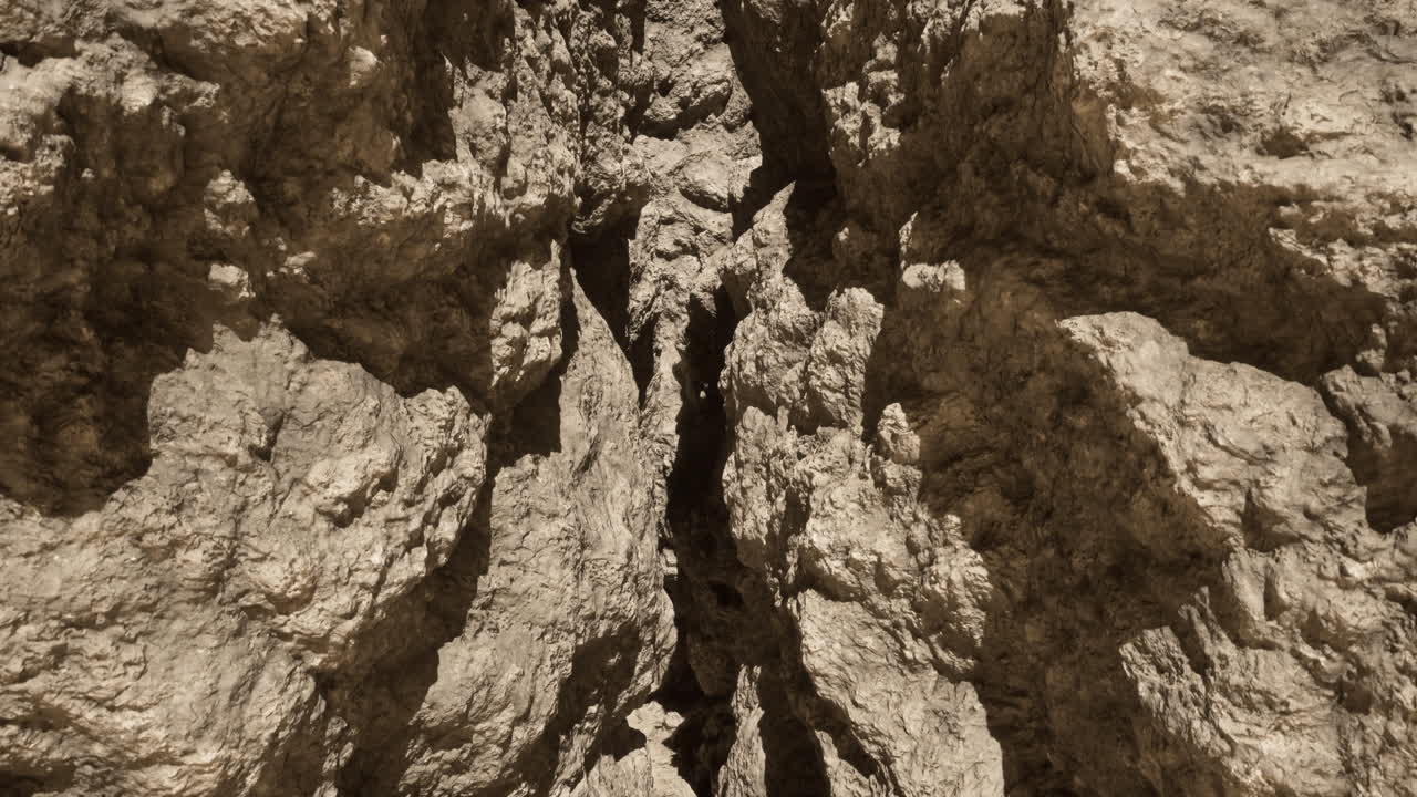 primer plano de una cara de roca áspera