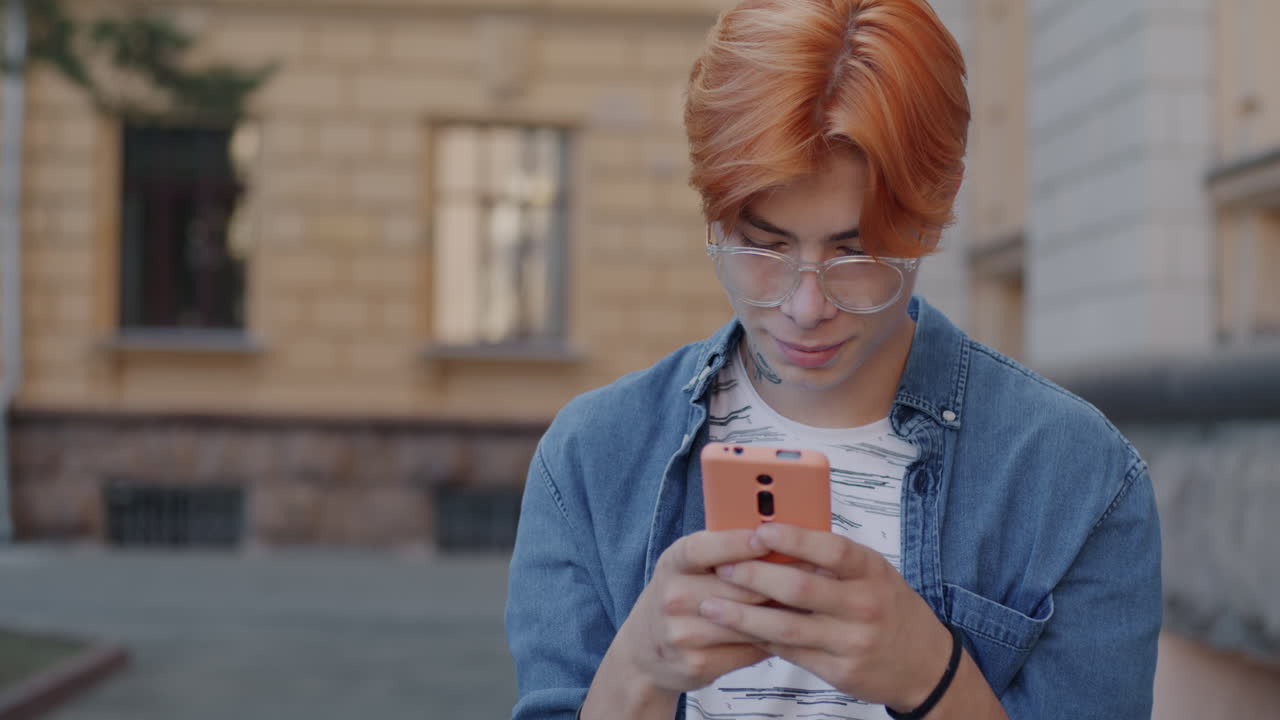 Adolescente che usa uno smartphone all'aperto