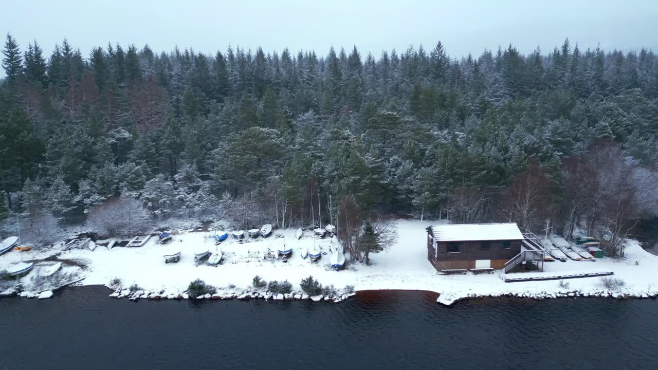 주차된 보트와 오두막이 있는 강변 호수의 공중 전망
