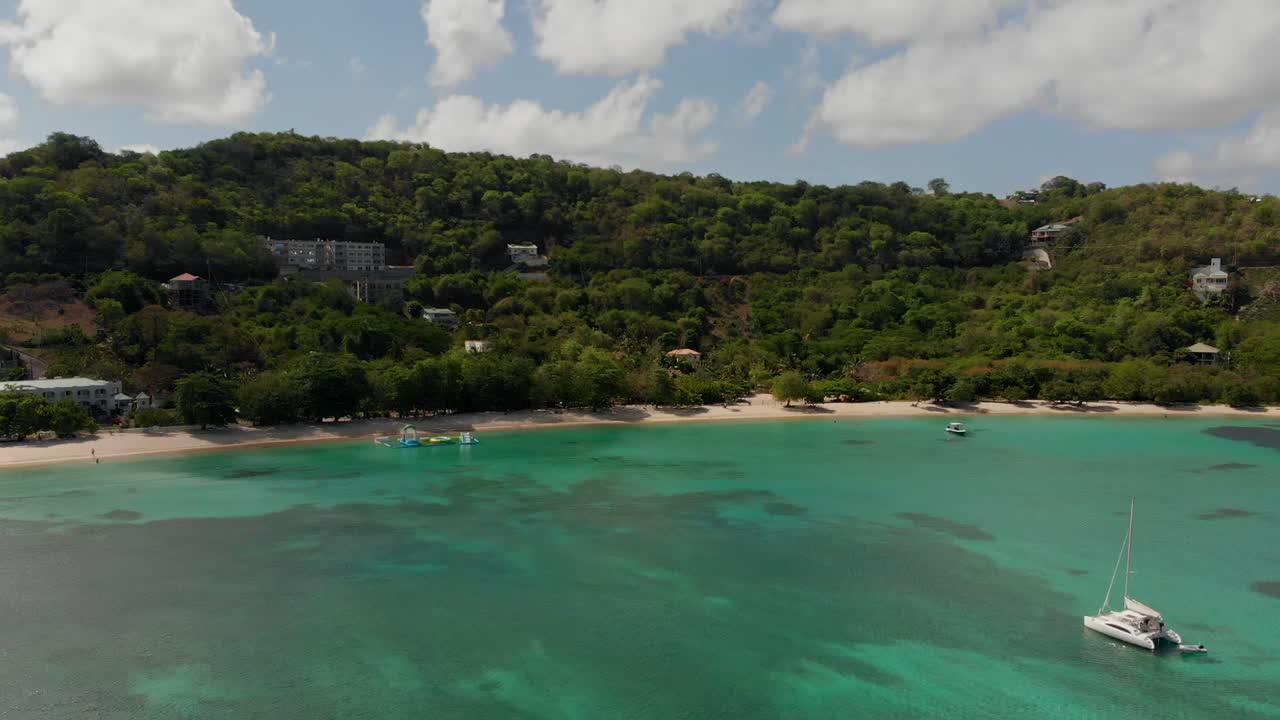 Pantai Mourne Rouge, juga dikenal sebagai Pantai BBC, adalah salah satu pantai paling populer di kalangan penduduk lokal