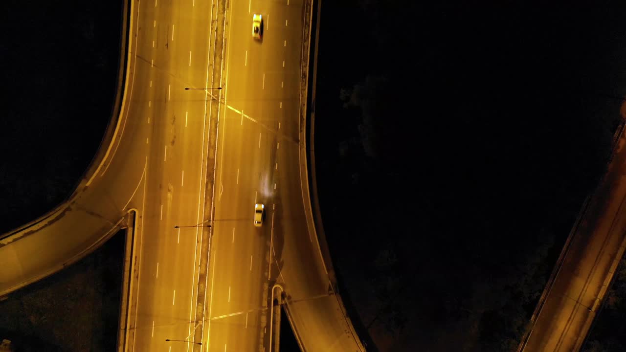 고속도로 클로버리프 교차로 교차로 (교차로) 램프, 무거운 교통, 공중 하이퍼스. 클로브리프 전형적인 2층, 4방향 교차로.