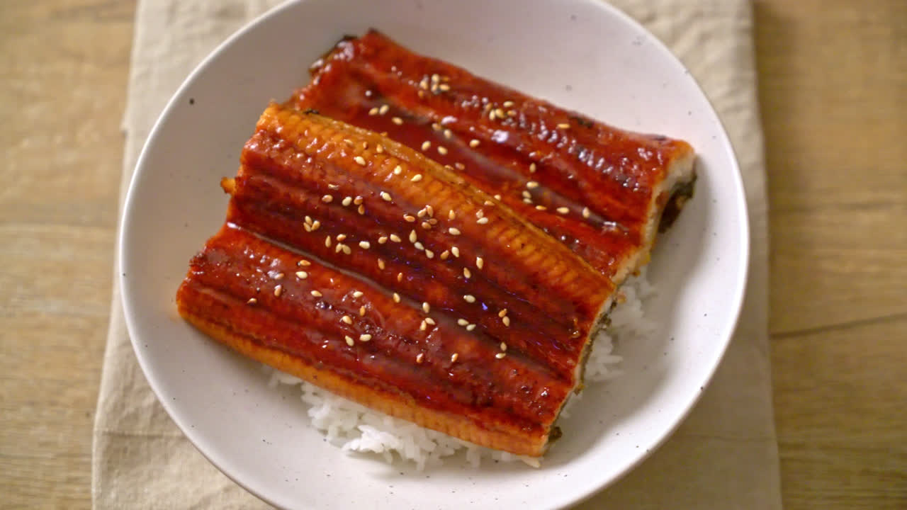 Anguilla giapponese alla griglia con ciotola di riso o Unagi don - stile giapponese