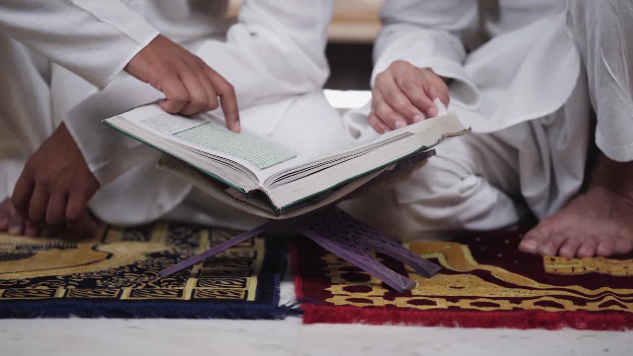 무슬림 들 이 집 에서 성서 인 꾸란 을 읽고 있다